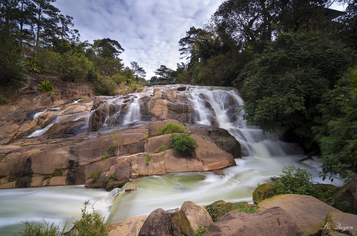 Cam Ly Waterfall reviews highlight its picturesque landscape