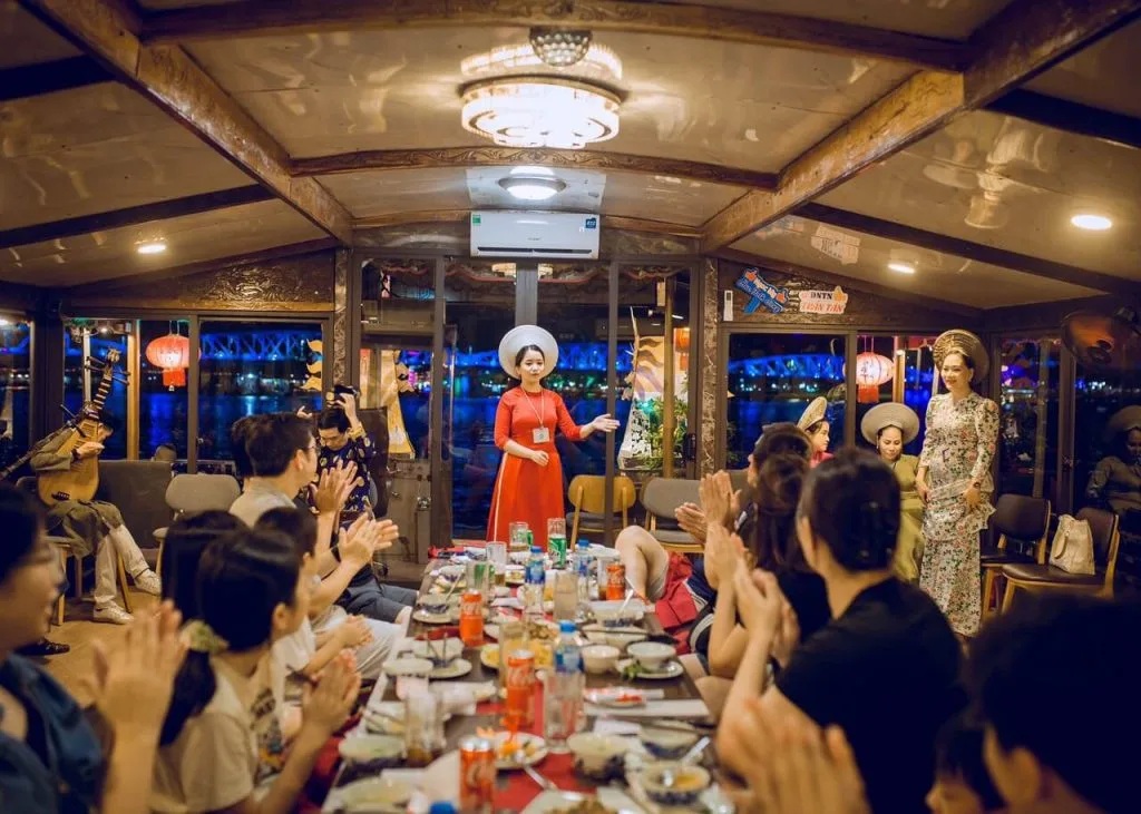 Dine and listen to Hue folk songs on a Dragon boat
