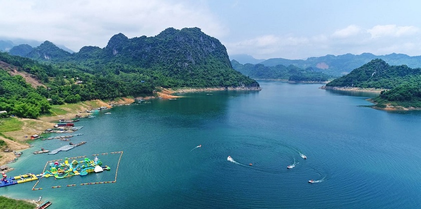 Experience kayaking at Hoa Binh Lake