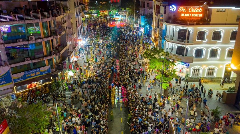 Hue night market Hai Ba Trung Walking Street in Hue