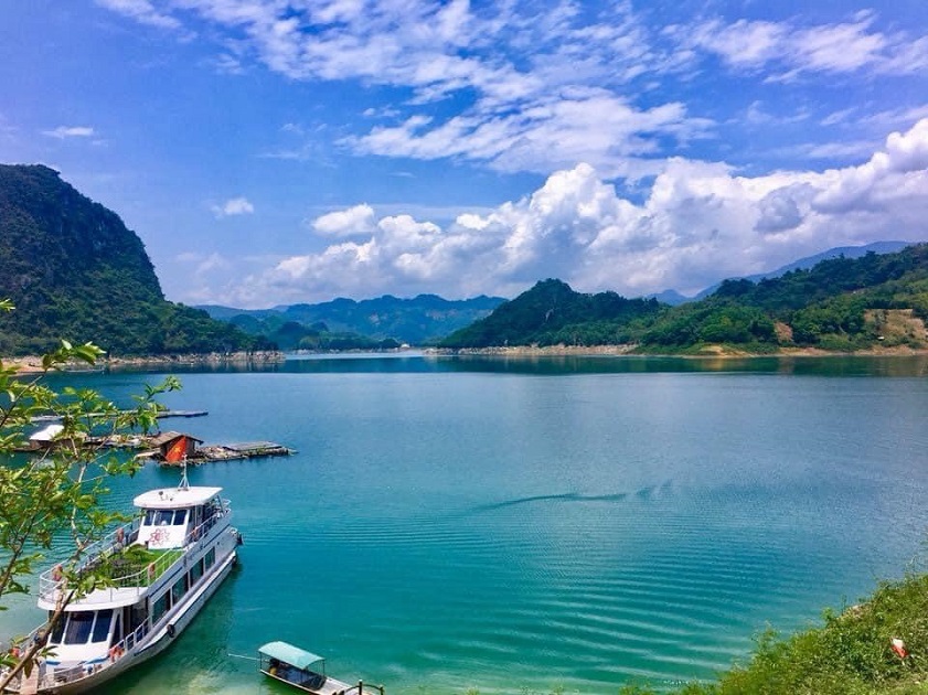 Hoa Binh Lake boat trip