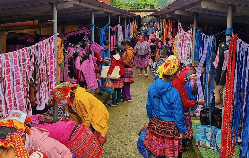 Mai Chau Pa Co Market - a lively and authentic Mai Chau market