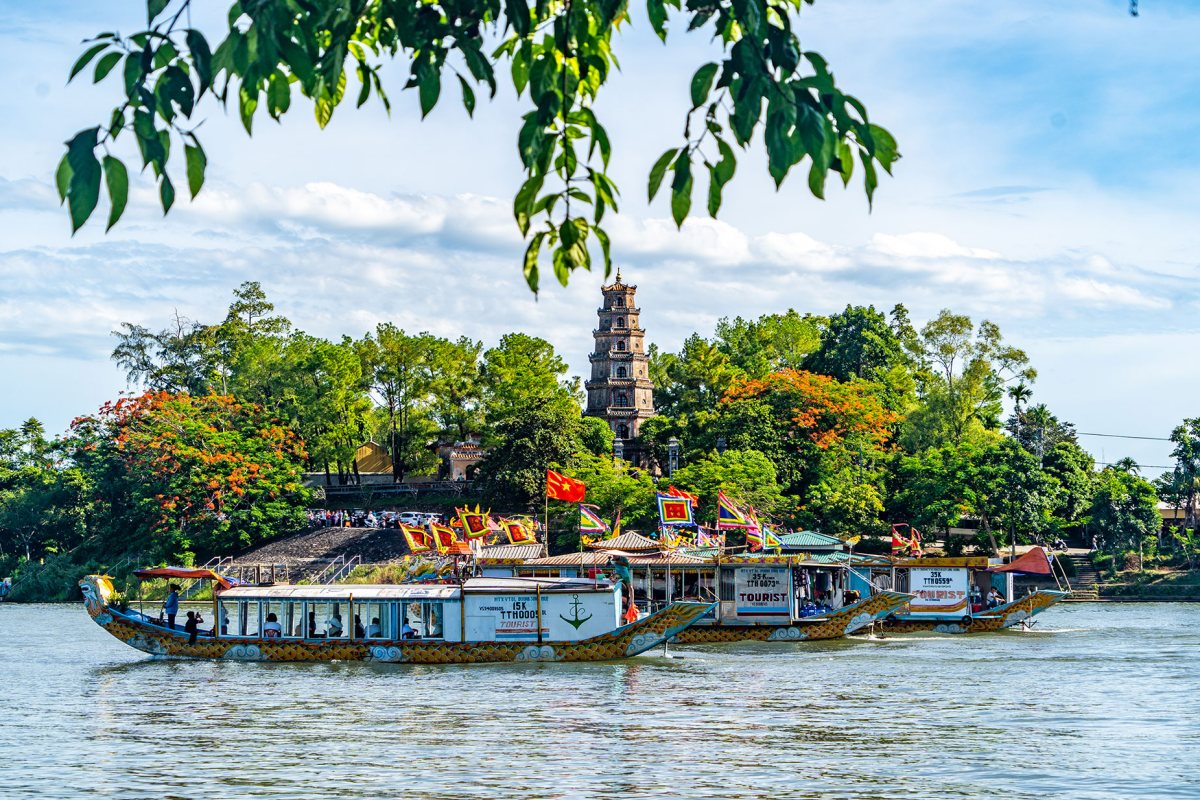 Take a Dragon boat to Thien Mu Pagoda in Hue