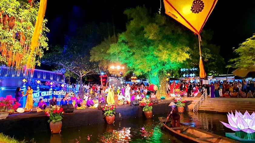 Hue night market Thanh Toan Bridge is a timeless symbol of Hue’s rural beauty