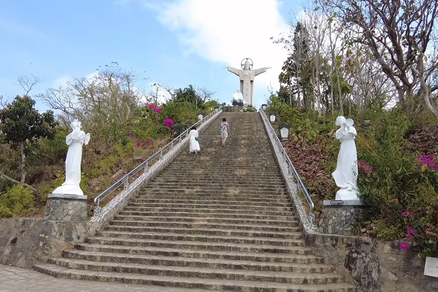 Bậc thang lên tượng chúa Kito 