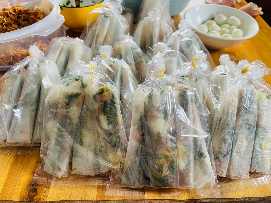 Bánh tráng cuốn trứng cút