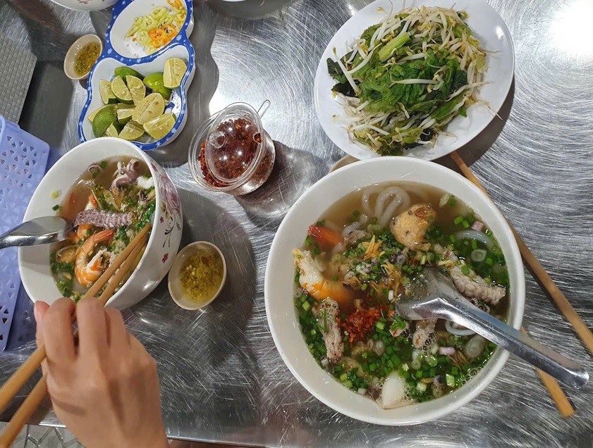 bún bề bề Vũng Tàu topping hải sản