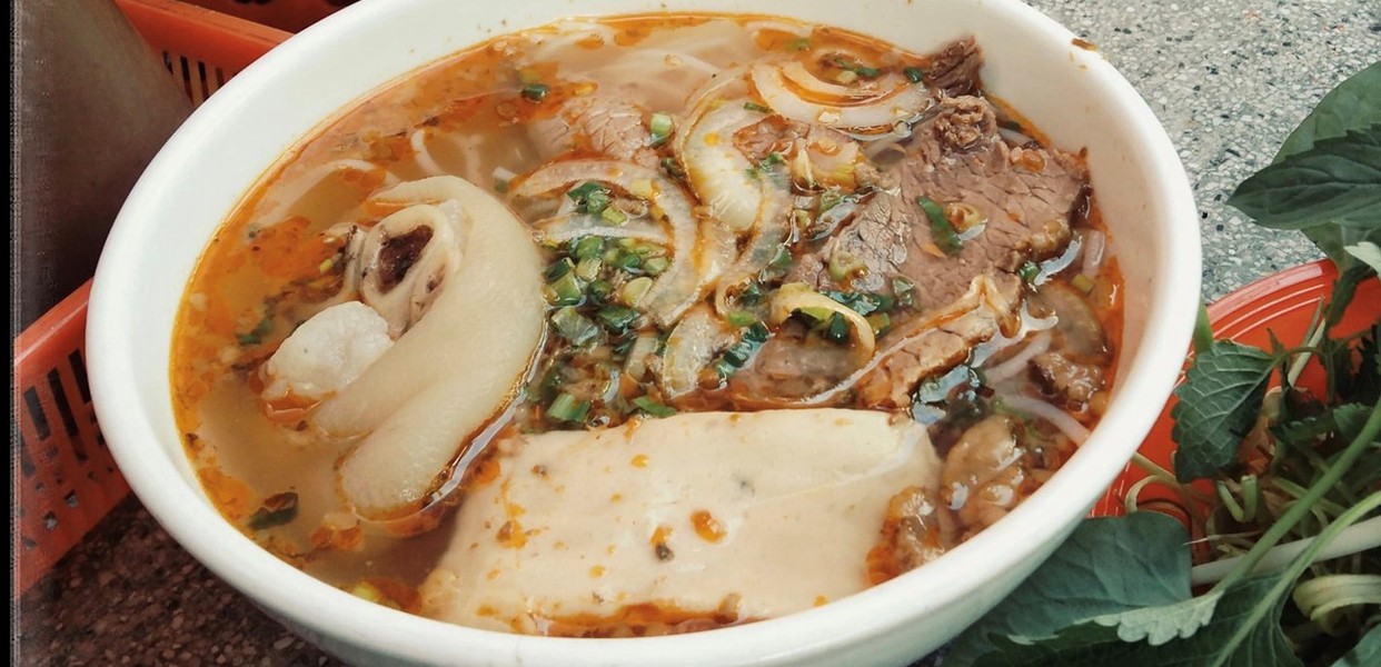 Bún bò quán ăn khuya Vũng Tàu Cô Tư 