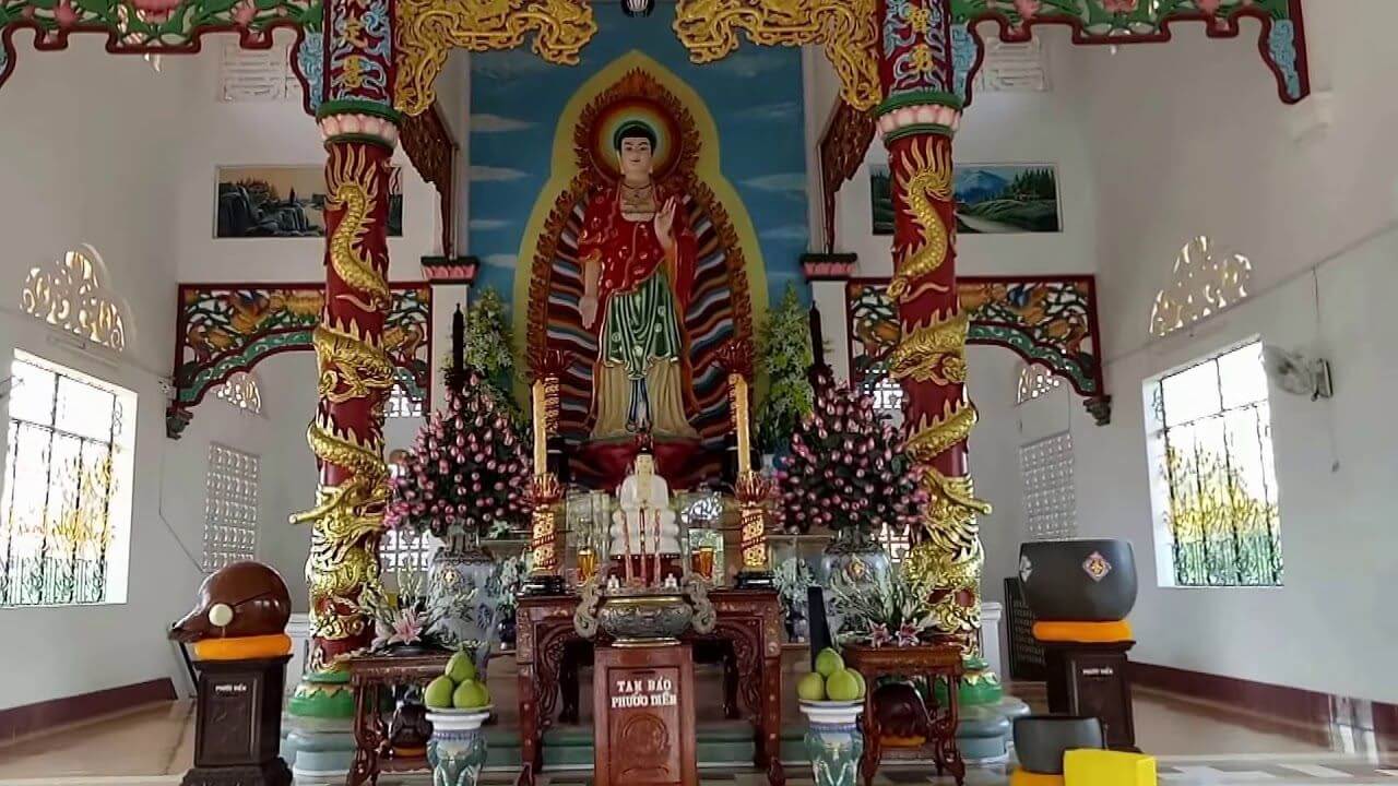 Dâng hương chùa Bánh Xèo