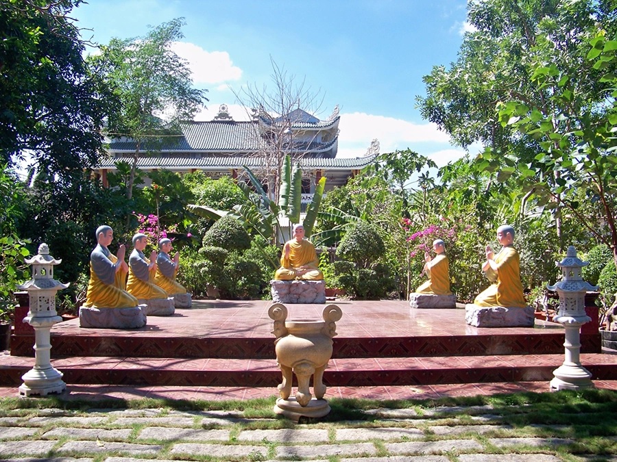 Khuôn viên chùa Bánh Xèo