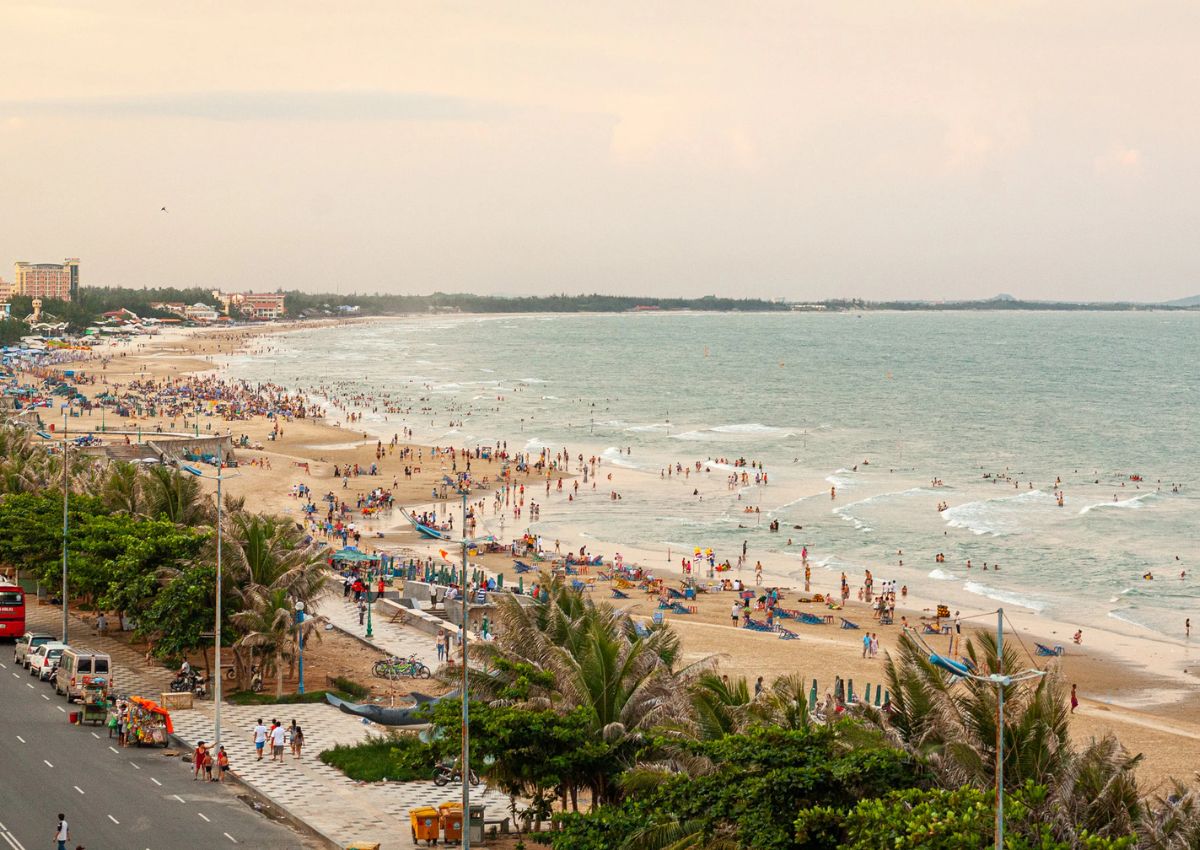 Tắm biển ở Bãi Sau