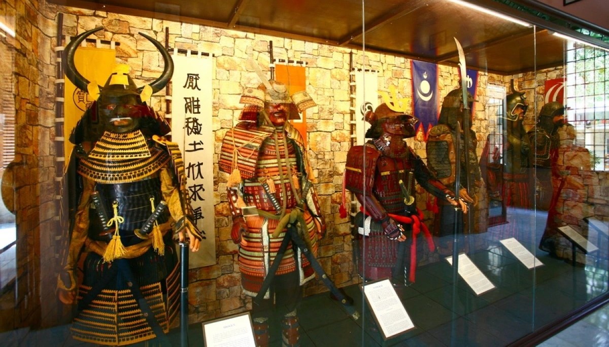 Trang phục chiến binh Samurai và Mông Cổ