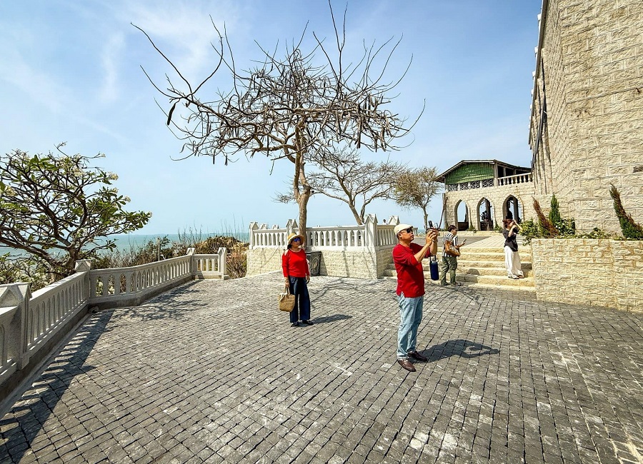 Trang phục tham quan tượng chúa Kito Núi Nhỏ Vũng Tàu