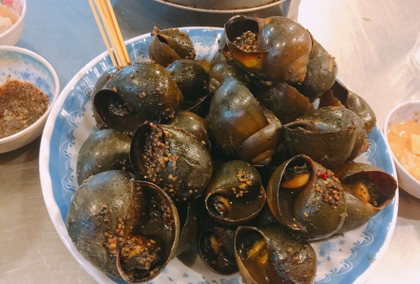 Can Tho food like oc nuong tieu brings together rustic ingredients and vibrant spices