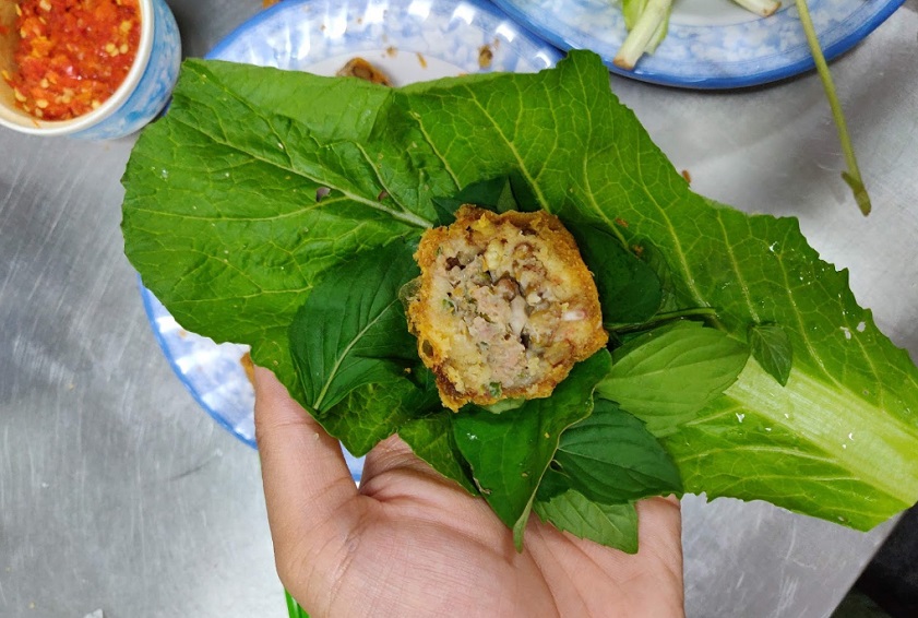 Cong cake paired with fresh herbs and dipping sauce