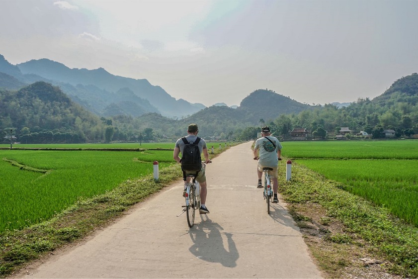 Cycling and trekking are two favorite Mai Chau activities