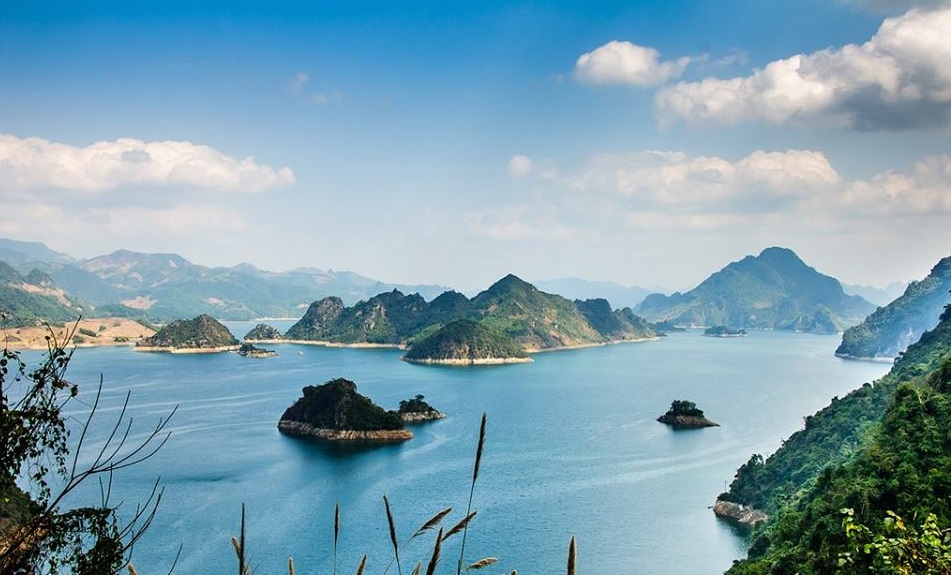 Enjoy a peaceful paddle on Ba Khan Lake