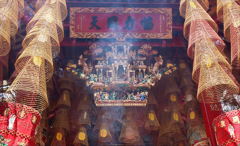 Explore the insides of Ong Pagoda in Can Tho