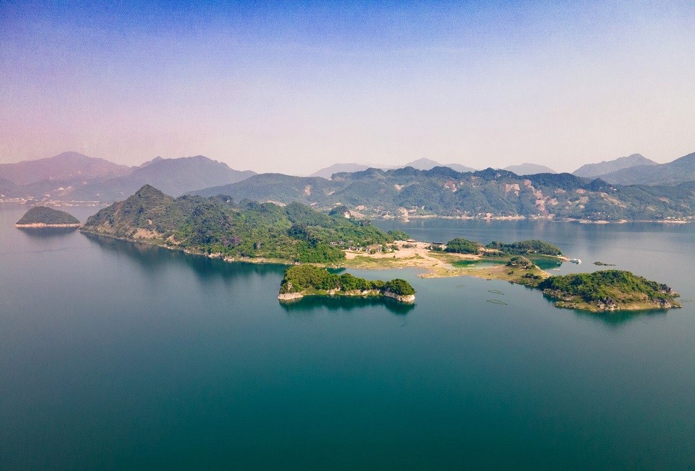 Go Lao waterfall Hoa Binh Lake
