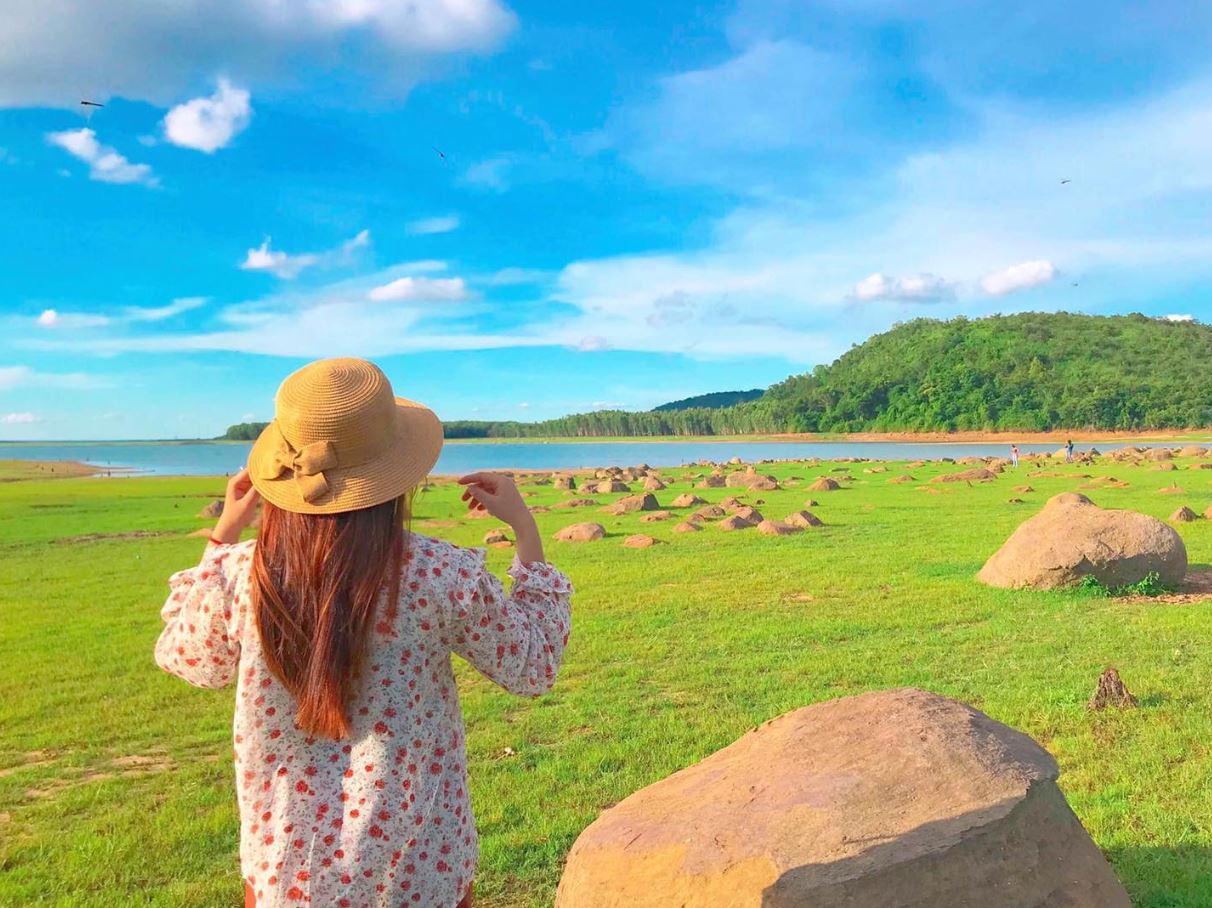 Bãi Đá Trứng hồ Dầu Tiếng