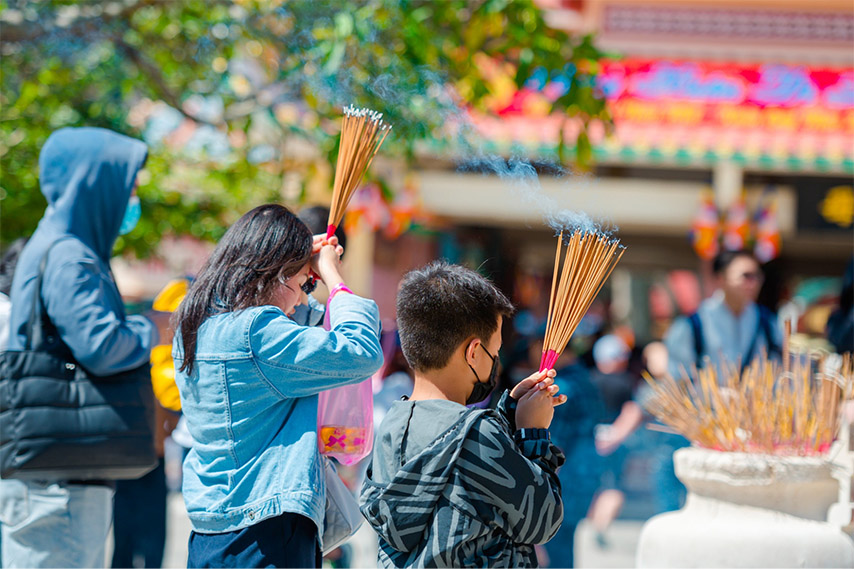 Cầu nguyện ở chùa Bà Tây Ninh