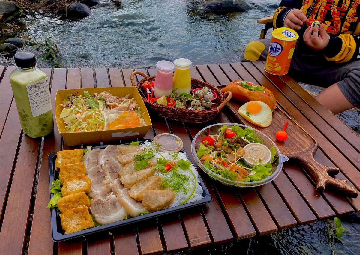Chuẩn bị đồ ăn khi đi Suối Trúc