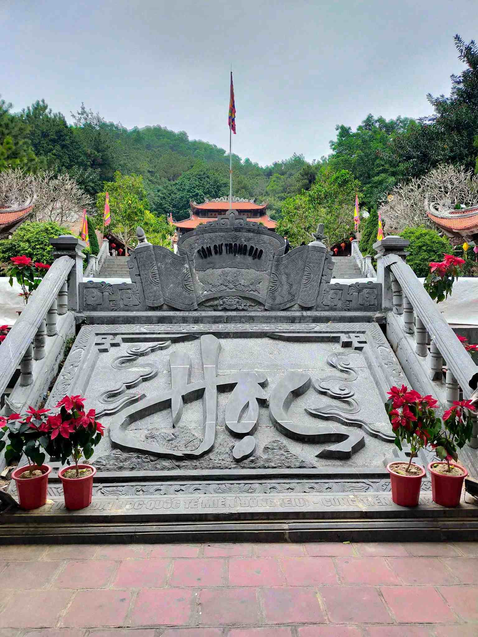 Côn Sơn Kiếp Bạc thờ ai