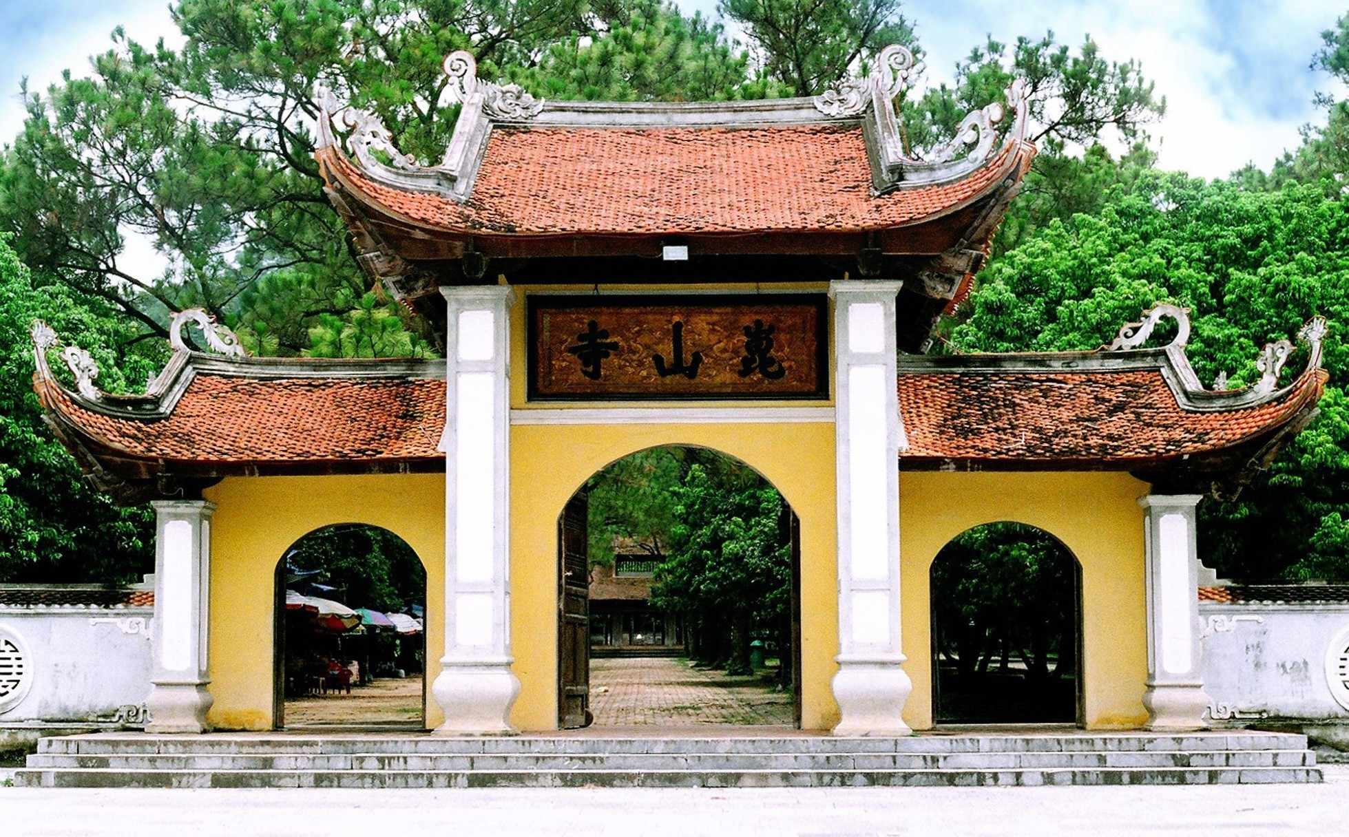 Cổng tam quan chùa Côn Sơn - Kiếp Bạc