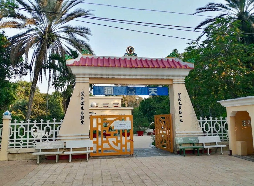 Cổng vào Trí Huệ Cung