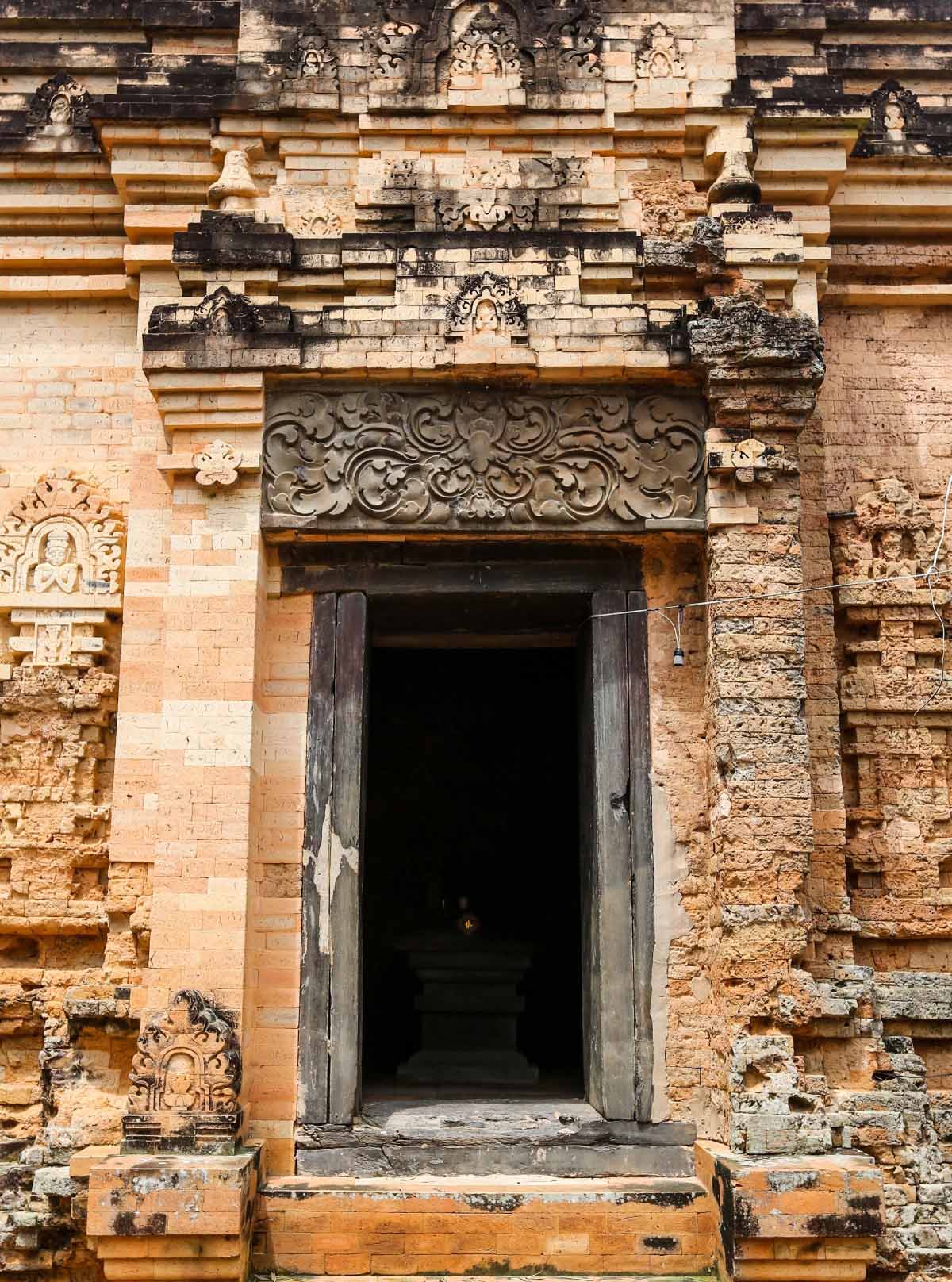 Cửa chính tháp cổ Bình Thạnh