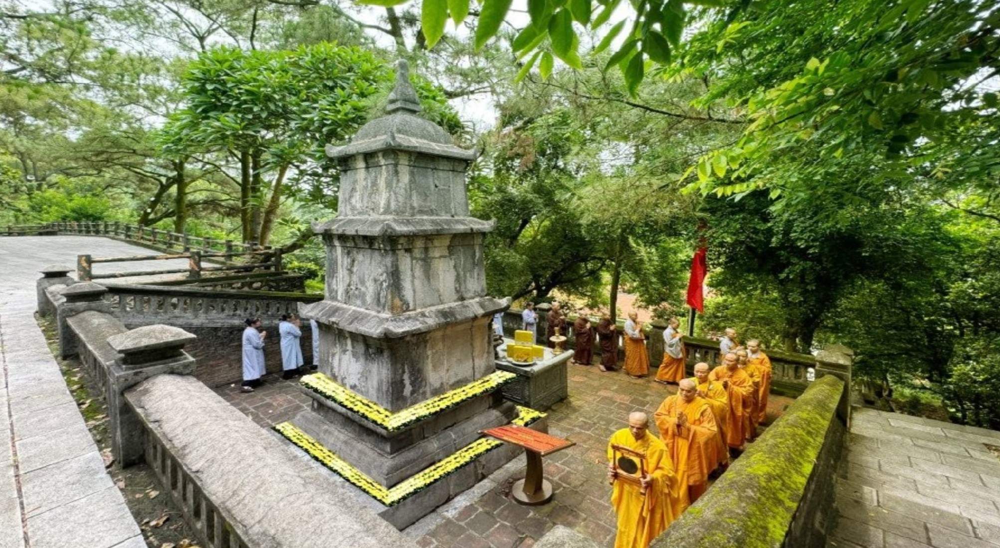 Đăng Minh bảo tháp Côn Sơn - Kiếp Bạc