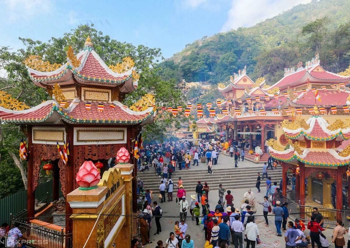 Chùa Tây Ninh Du khách chiêm bái chùa Tây Ninh