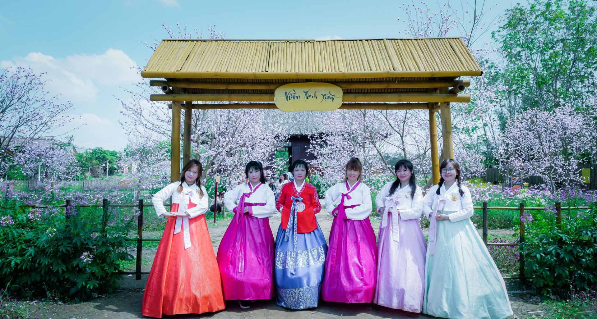 Du khách chụp hình tại Thủy Hoa Viên