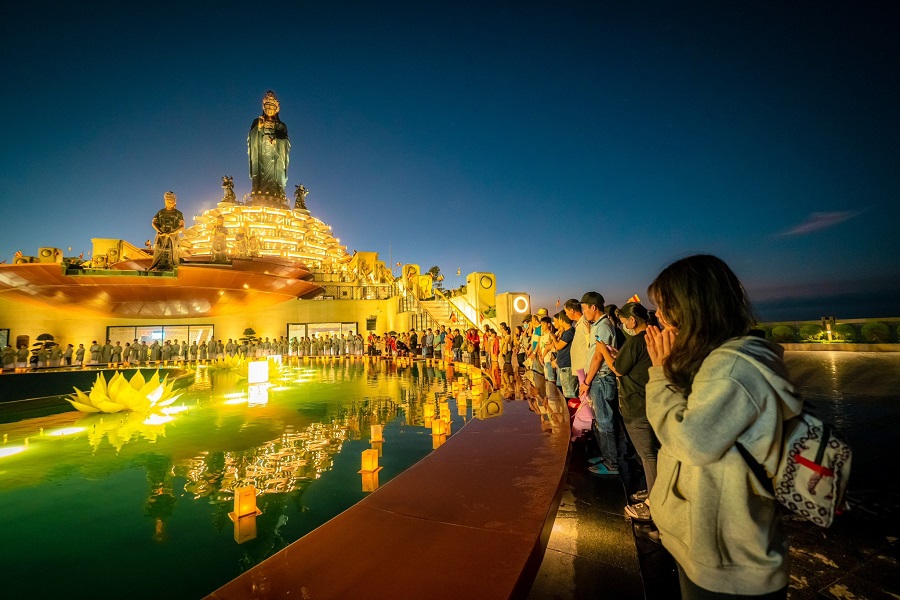 Du khách tham quan tượng Phật núi Bà Đen