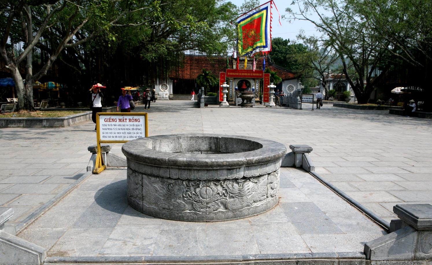 Giếng Ngọc Mắt Rồng đền Kiếp Bạc