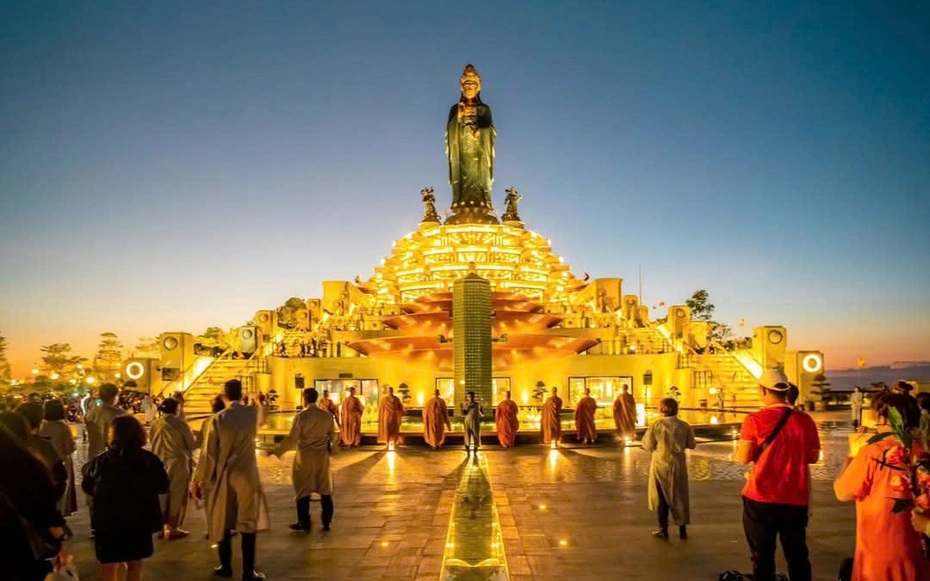 Hình ảnh của tượng Phật Bà Tây Bổ Đà Sơn về đêm