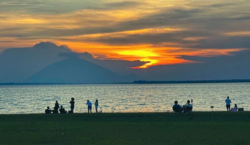 Hoàng hôn hồ Dầu Tiếng