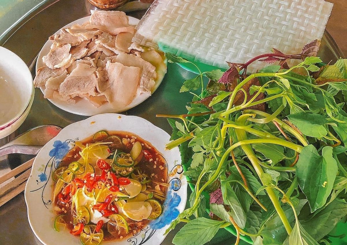 Mắm chua Tây Ninh ăn kèm thịt luộc, rau rừng