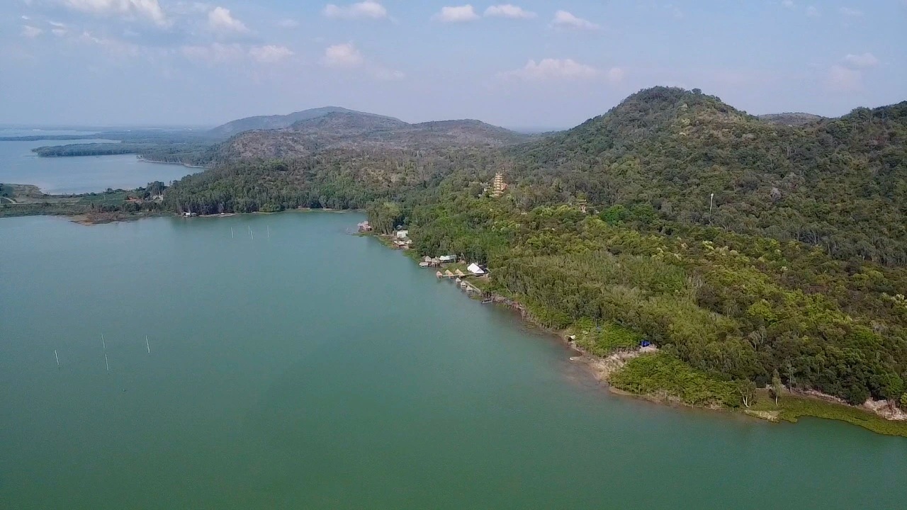 Núi Cậu bên hồ Dầu Tiếng