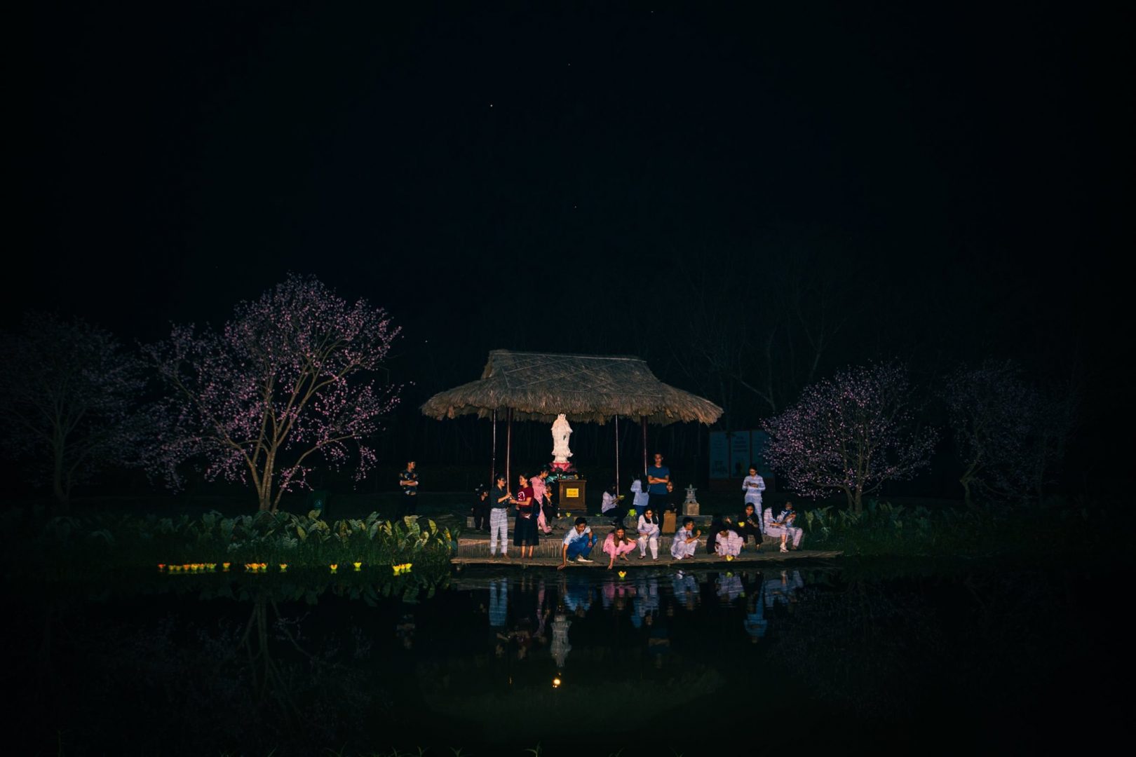 Thả đèn hoa đăng chùa Tây Pháp