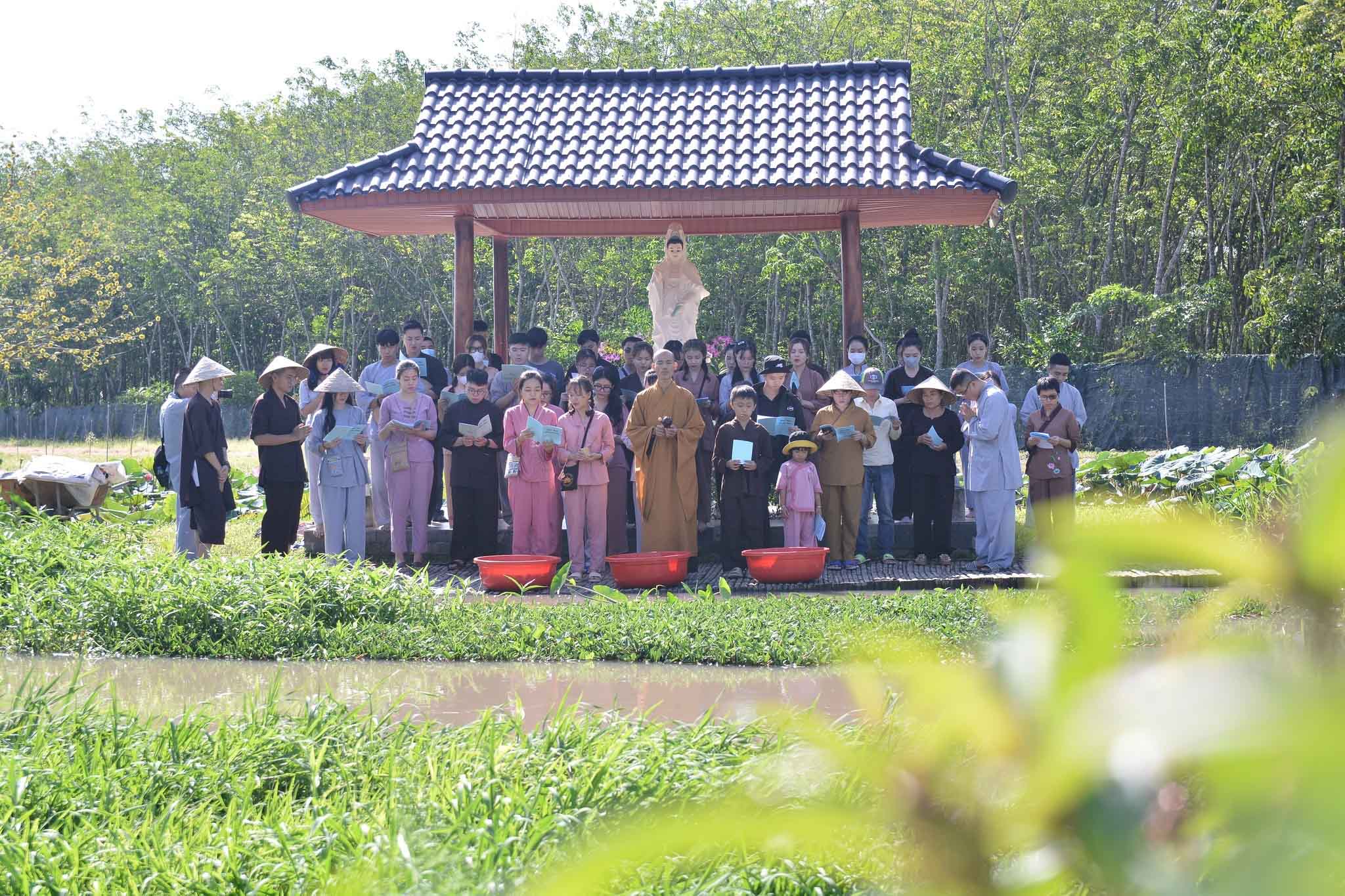 Tham gia khóa tu tại chùa Tây Pháp