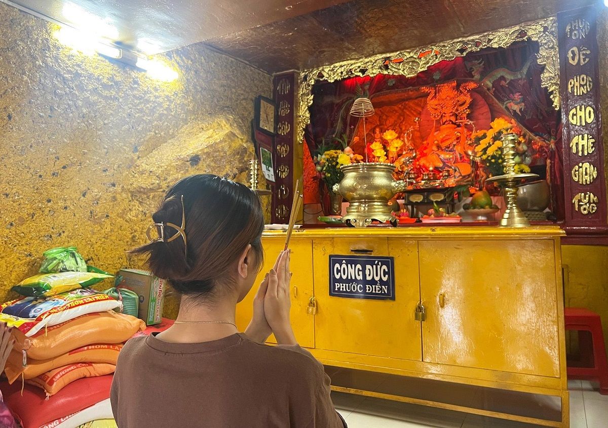 Thắp hương miếu Cậu Bảy