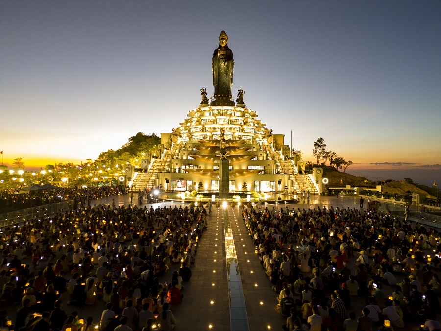 Tượng Phật Bà uy nghiêm