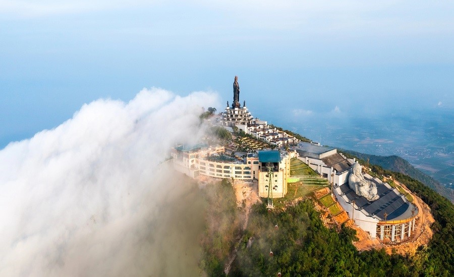 Tượng Phật trên đỉnh núi Bà Đen 