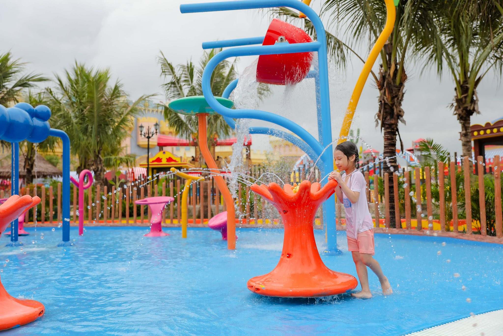 vui choi tai cong vien nuoc o vinwonders vu yen