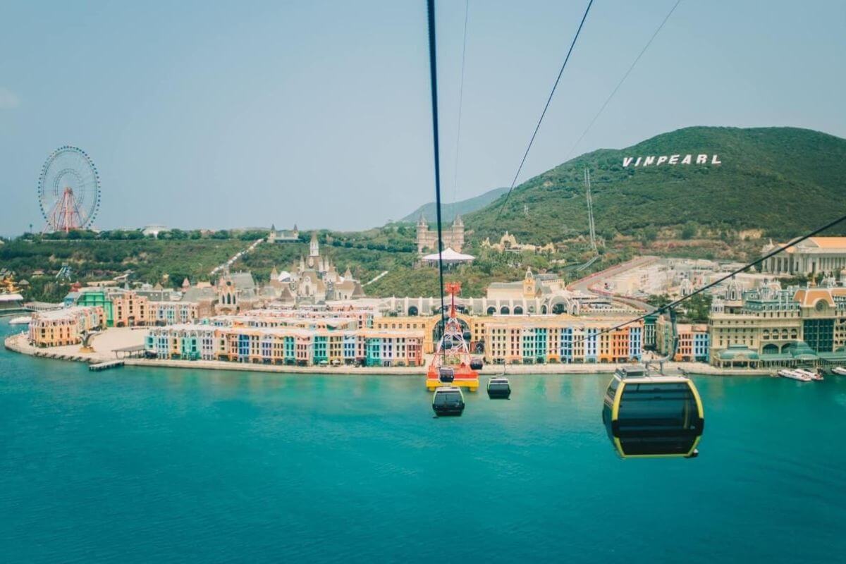 Du khach su dung cap treo den ben cang Vinpearl harbour