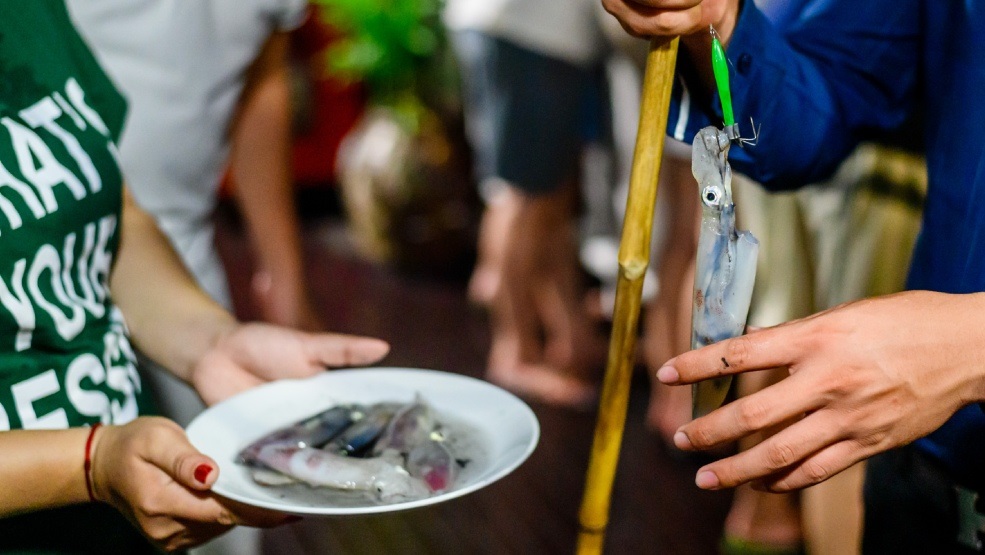 Enjoy fresh squid in Ha Long Bay