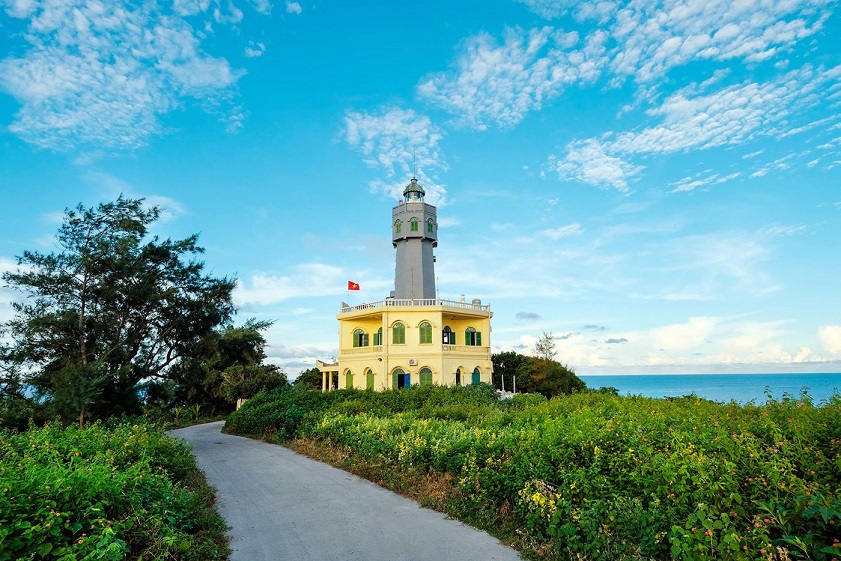 The weather on Back Long Vi Island is comfortable year round