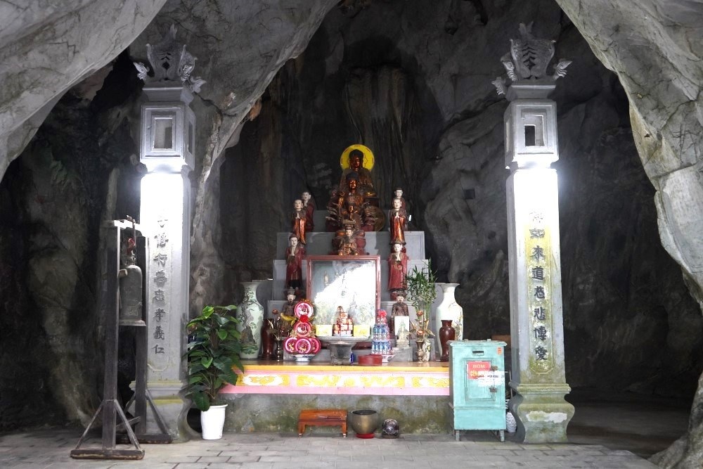 Bàn thờ trong động Kính Chủ