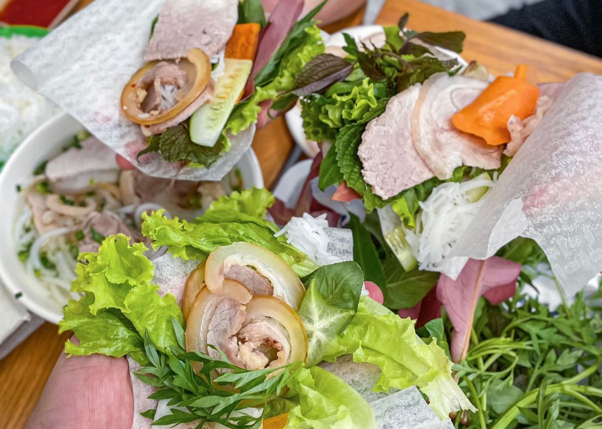 Ăn gì ở Tây Ninh Bánh tráng phơi sương cuốn thịt heo Tây Ninh